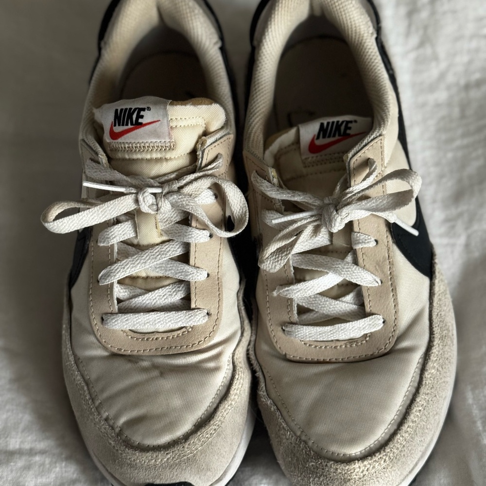 Nike Women's Beige and Black Athletic Shoes